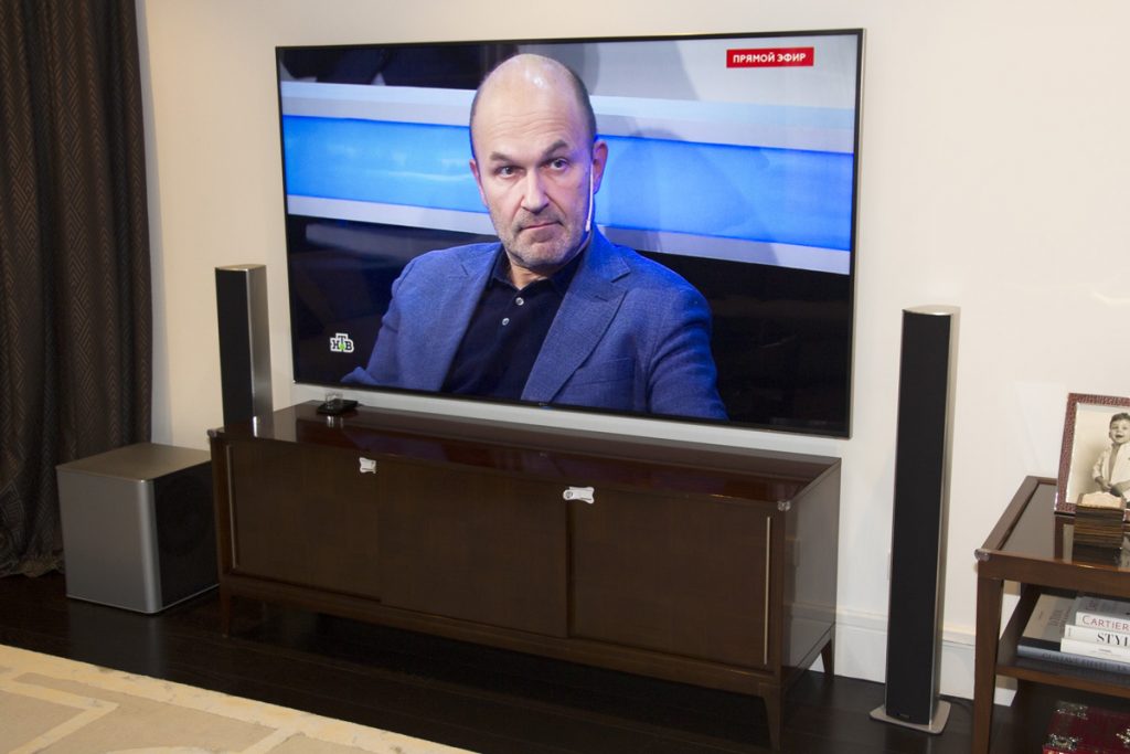 Домашний кинотеатр под ключ - 4К ТВ Samsung диагональю 85 дюймов в гостиной